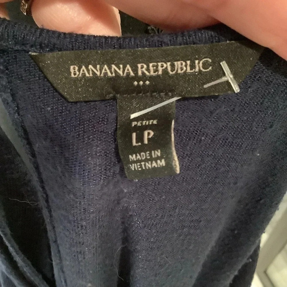 #68 Banana Republic Basic Navy Sleeveless Lightweight Top Size Large Pet - Picture 6 of 6